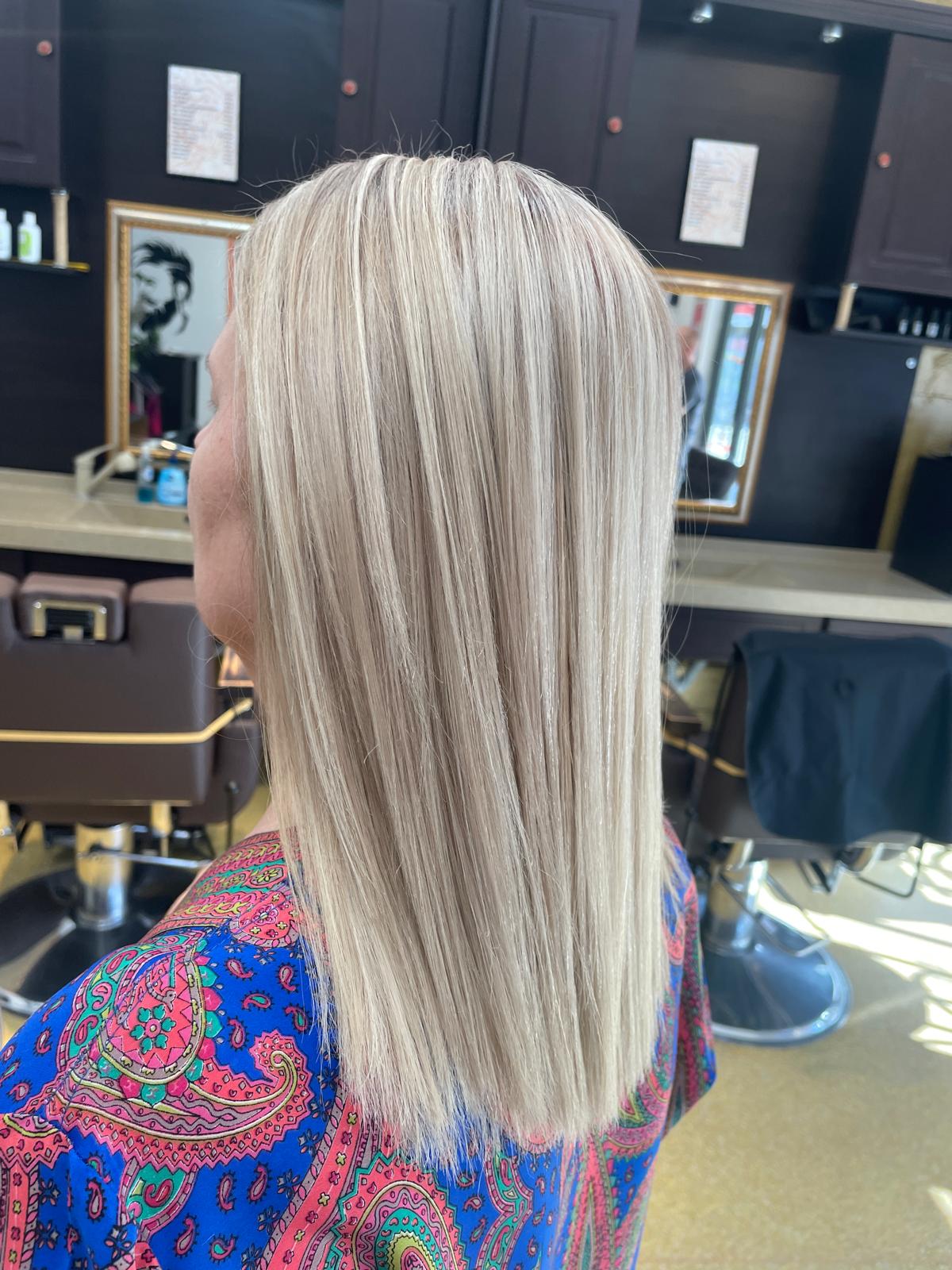 Păr blond lung și drept, cu șuvițe fine